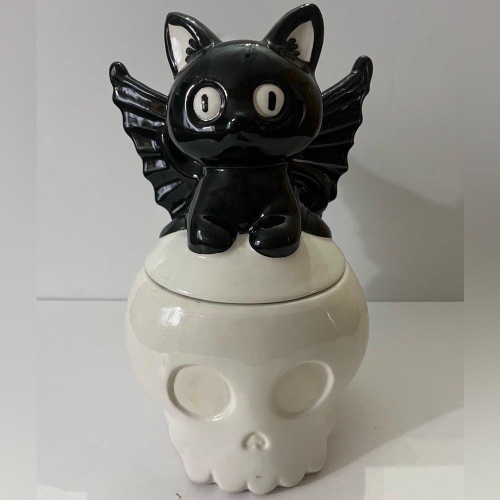 10 Strawberry Street Halloween Goth Black Cat Batwings On Skull Cookie Jar